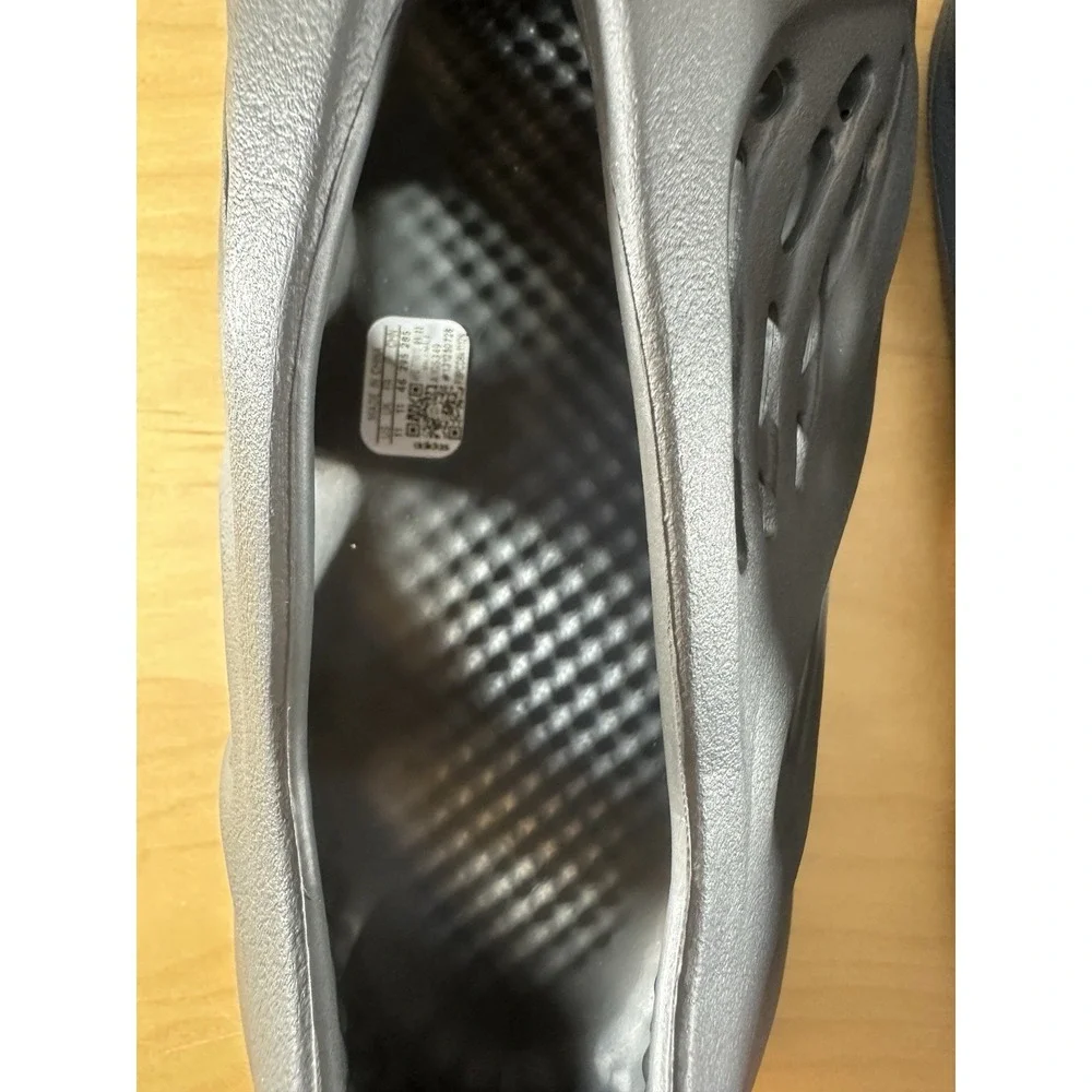 Size 11 - Adidas Men Yeezy Foam RNR Runner M Carbon IG5349